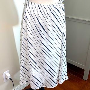 Banana Republic white and navy lined skirt